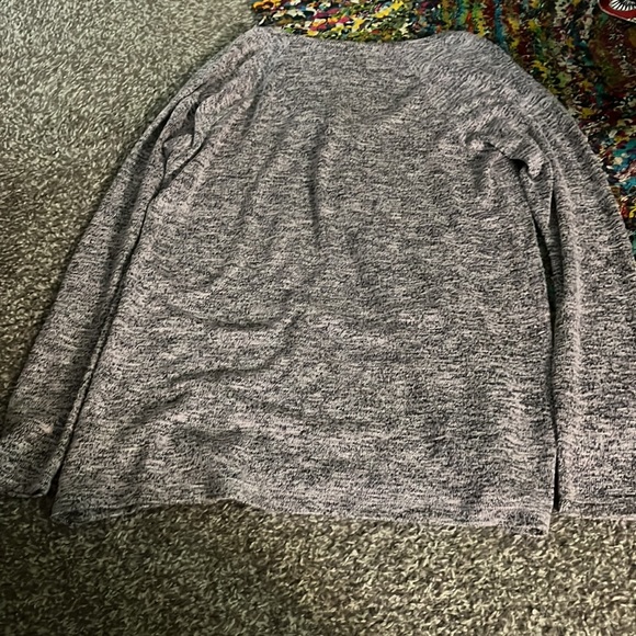 Super Soft n Cute American Eagle V Neck size Medium - Picture 5 of 5